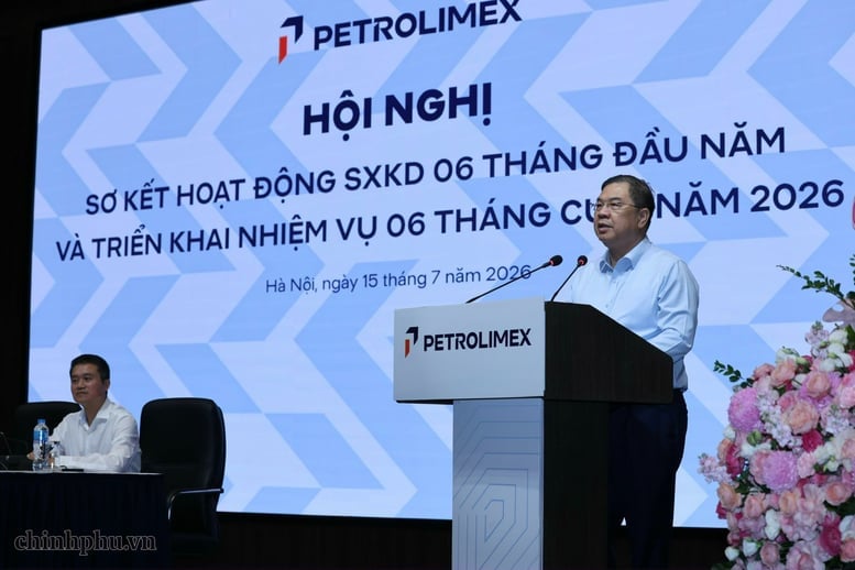 Phó Thủ tướng Thường trực Phạm Gia Túc phát biểu chỉ đạo Hội nghị sơ kết 6 tháng đầu năm, triển khai kế hoạch sản xuất, kinh doanh 6 tháng cuối năm 2026 của Tập đoàn Xăng dầu Việt Nam. Ảnh: Phương Nguyên.