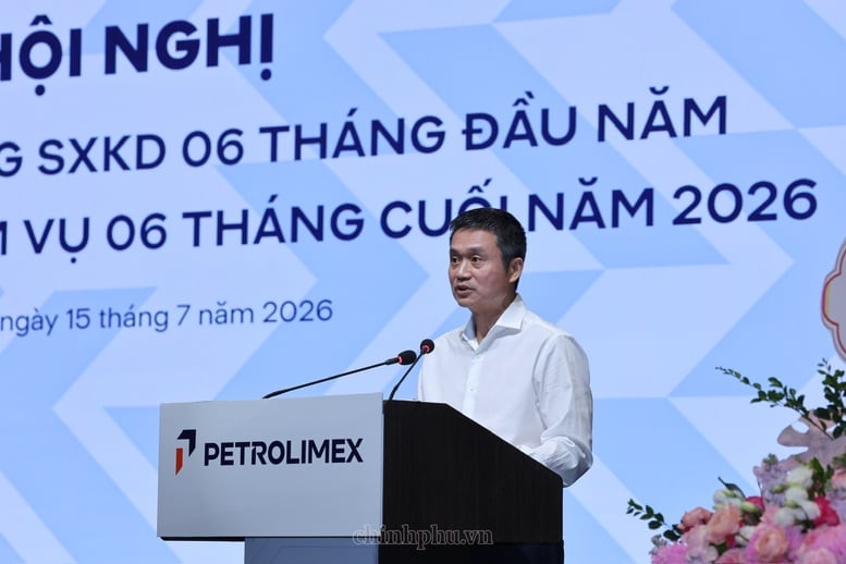 Chủ tịch HĐTV Petrolimex Phạm Văn Thanh báo cáo tại Hội nghị. Ảnh: Phương Nguyên.
