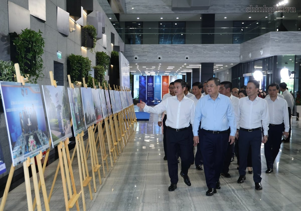 Phó Thủ tướng Thường trực Phạm Gia Túc nghe giới thiệu một số hình ảnh hoạt động tiêu biểu của Petrolimex. Ảnh: Phương Nguyên.