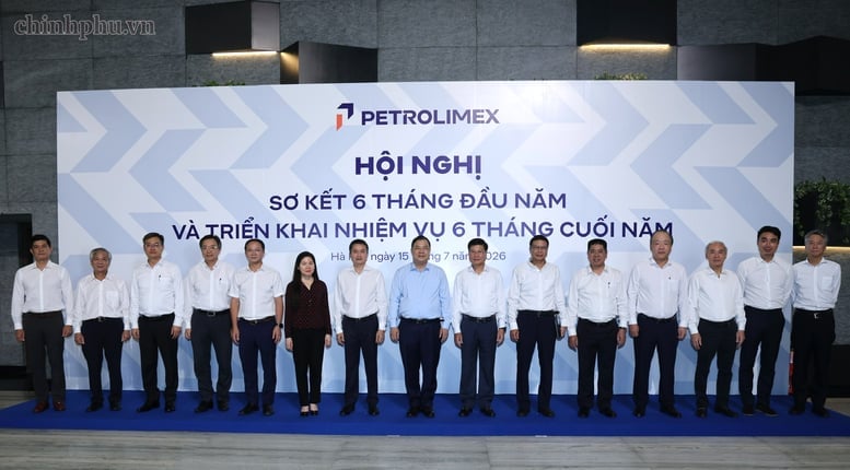 Phó Thủ tướng Thường trực Phạm gia Túc, lãnh đạo một số bộ, ngành và lãnh đạo của Petrolimex. Ảnh: Phương Nguyên.