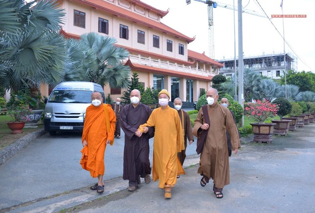 Trưởng lão Hòa thượng Quyền Pháp chủ và Hội đồng Điều học Học viện đi khảo sát các công trình đang xây dựng trong khuôn viên cơ sở 2 của Học viện