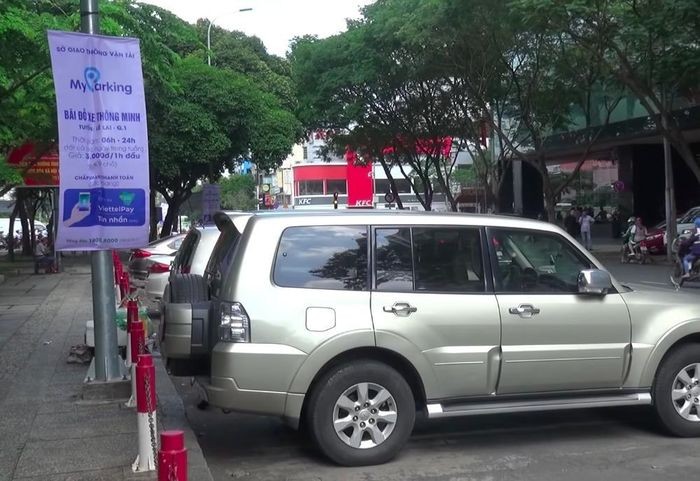 Sở GTVT TPHCM yêu cầu các địa phương rà soát hiện trạng hạ tầng giao thông đường bộ để xây dựng đề án thu phí sử dụng tạm thời một phần lòng đường, hè phố. (Ảnh minh họa)