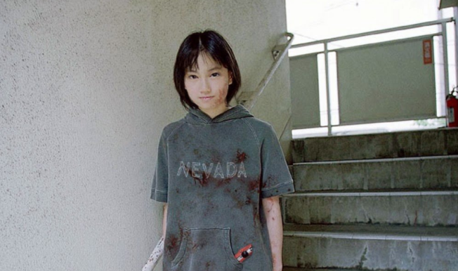 Tyoki (11 tuổi) cùng những vệt máu và con dao đút túi, sau khi gây án.