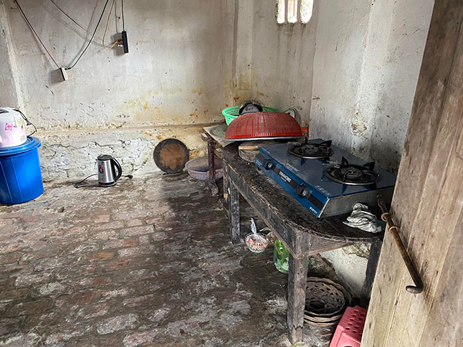 Căn bếp nhà bà Thắm, nơi 2 người con gái nấu ăn. 