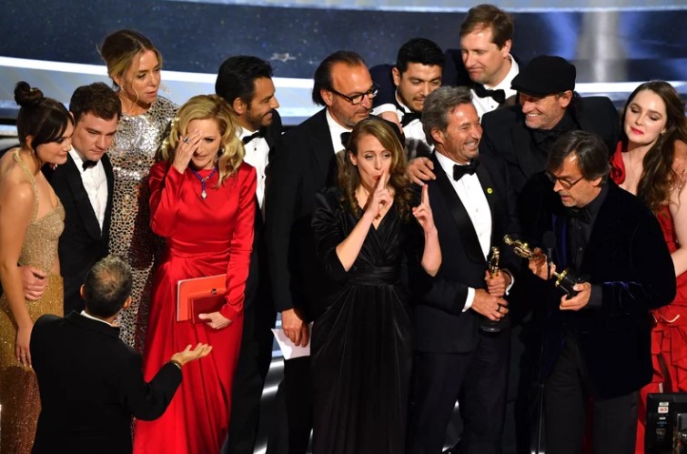 Dàn diễn viên CODA lên nhận giải Phim xuất sắc nhất của Oscar