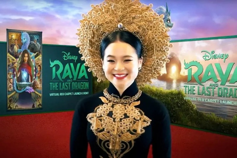 Kelly Marie Tran mặc áo dài trong sự kiện ra mắt trực tuyến bộ phim Raya and the Last Dragon. Ảnh: People.