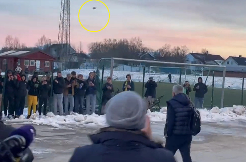 Jose Mourinho hắt hủi người hâm mộ sau khi một người tung một quả cầu tuyết vào ông