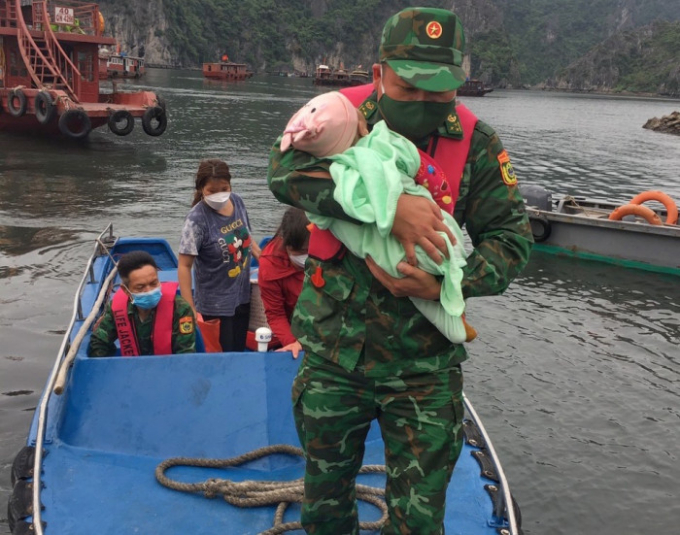 Bé gái 1 tuổi đã được lực lượng Bộ đội Biên phòng cứu nạn thành công và đưa vào bờ cấp cứu.