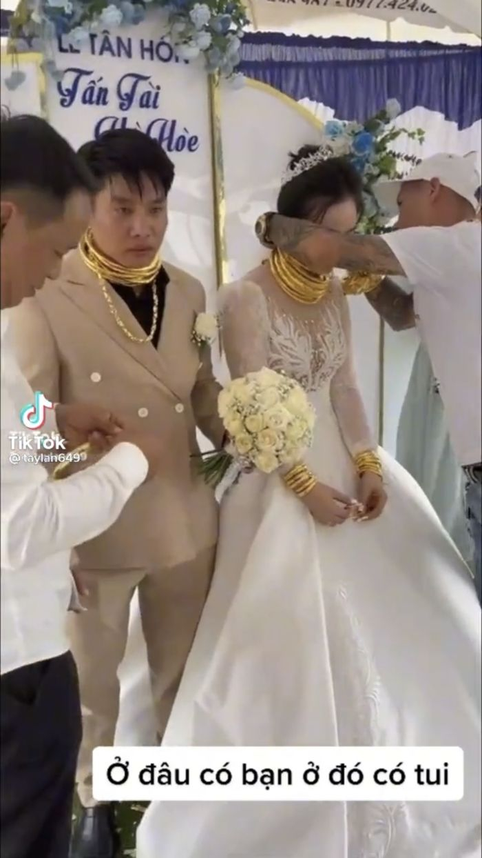Cô dâu và chú rể phải gánh vác một số vàng lớn trên người. (Ảnh: TikTok Taylan649)