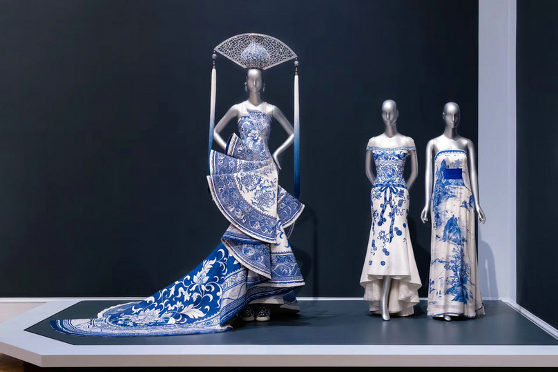Tiếp thu những ý tưởng và khía cạnh mới từ phương Tây, nhà thiết kế người Trung Quốc đã tỉ mỉ trang trí văn hóa truyền thống Trung Quốc dưới hình thức thêu và trang sức trên nhiều tác phẩm của mình và đã tạo ra sự kết hợp nghệ thuật giữa các nền văn hóa. (Nguồn: China Daily)