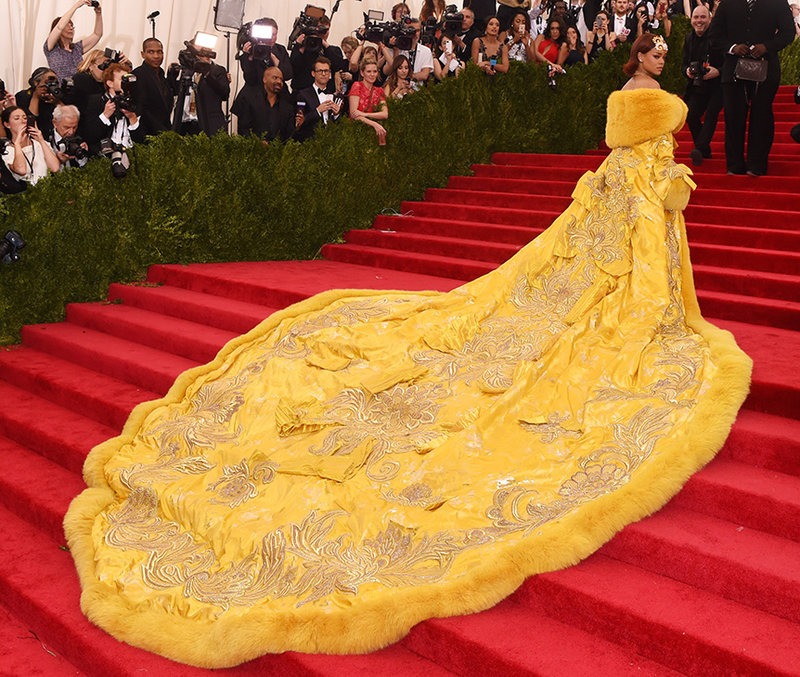 Tên tuổi của cô trở nên nổi tiếng sau khi tác phẩm của cô, chiếc váy màu vàng ánh kim, được Rihanna mặc tại Met Gala 2015. (Nguồn: Harper's Bazaar)