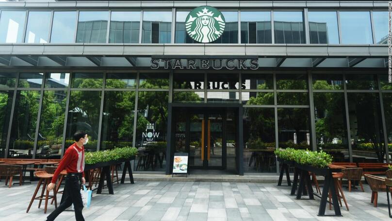 Một người đi bộ đi dạo bên một cửa hàng Starbucks đã đóng cửa ở Hàng Châu vào tháng 4/2022.