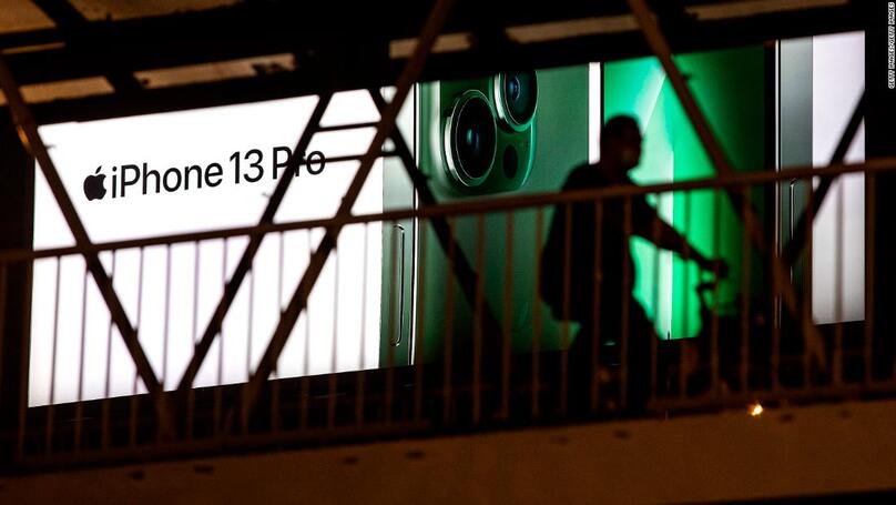 Một quảng cáo ngoài trời cho Apple iPhone 13 Pro, được nhìn thấy vào tháng 4 tại Vũ Hán, Trung Quốc.