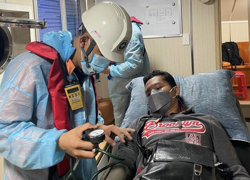 Tổ cấp cứu y tế kiểm tra sức khỏe thủy thủ người nước ngoài bị tai nạn lao động ngay sau khi tiếp nhận.
