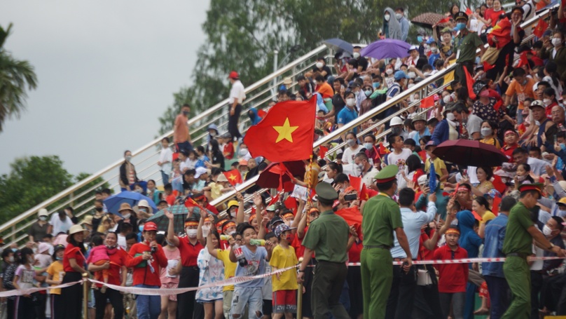 Khán giả có mặt rất đông để cổ vũ cho các tay chèo của đội tuyển Rowing Việt Nam.