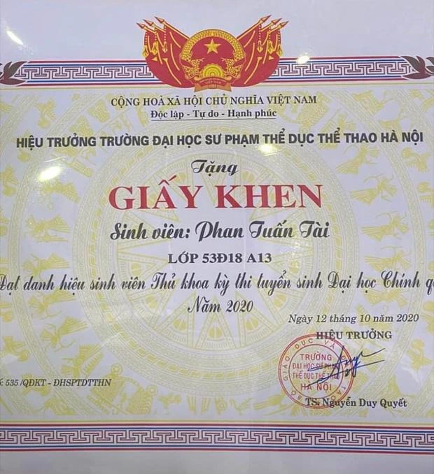 Tuấn Tài nhận bằng khen của trường Đại học Thể dục thể thao Hà Nội.