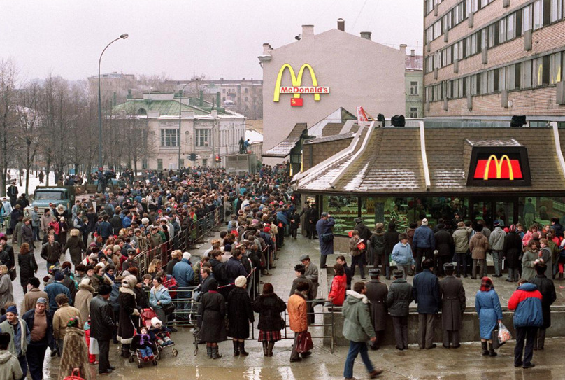 McDonald's đầu tiên ở Nga mở cửa vào năm 1990 và là nhà hàng thức ăn nhanh đầu tiên của Mỹ mở tại nơi từng là Liên Xô, ngay trước khi sụp đổ vào năm 1991.