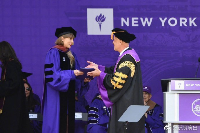 Taylorr Swift vui mừng khi nhận được tấm bằng tiến sĩ danh dự của Đại học New York.