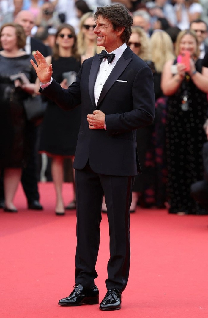 Tom Cruise trong bộ sui đen lịch lãm, được công chúng chào đón nhiệt tình tại LHP Cannes 2022.