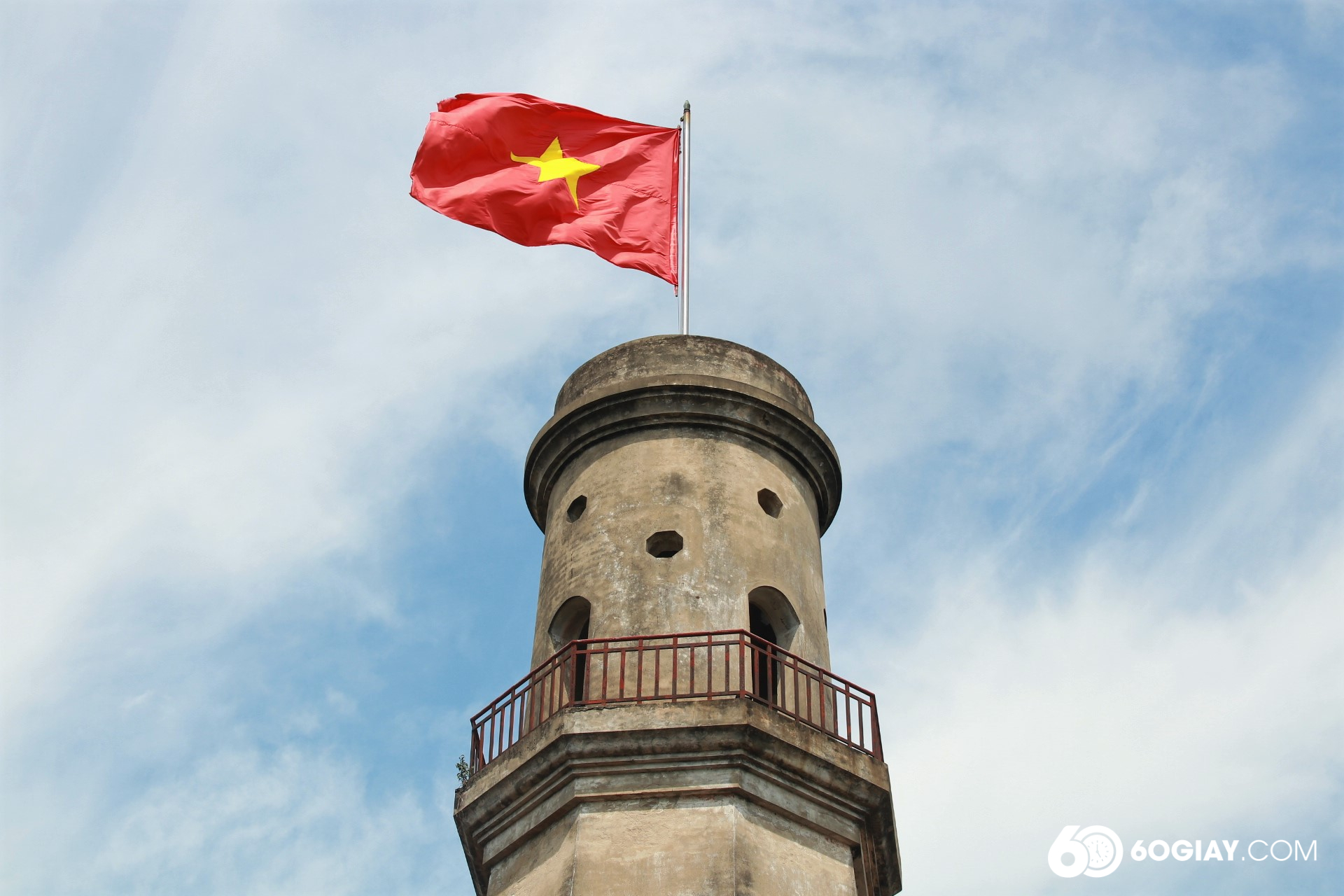 Cột cờ Nam Định được xây dựng vào năm Gia Long thứ 11 (năm 1812) và đến năm Thiệu Trị thứ 3 (năm 1843) thì hoàn thành.