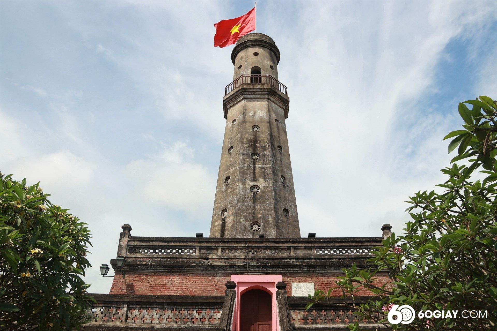 Cột cờ Nam Định có chiều cao 23,84m được xây bằng gạch nung già, màu đỏ sẫm.