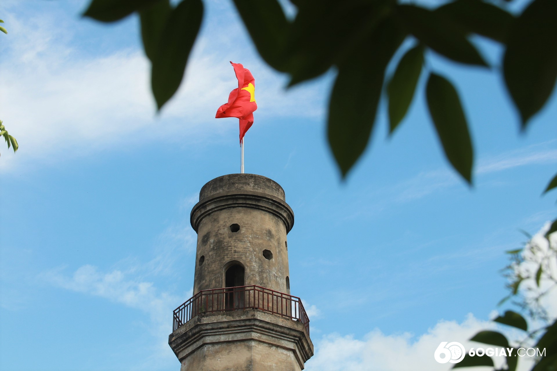 Lá cờ đỏ sao vàng tung bay trên đỉnh cột cờ tại Thành phố Nam Định.
