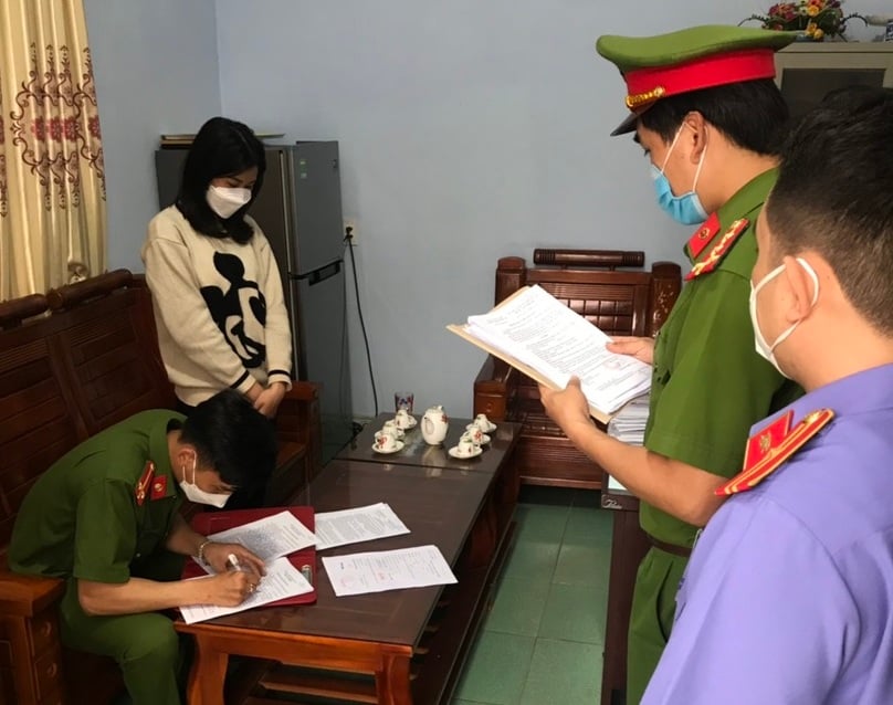 Cơ quan công an đọc quyết định khởi tố đối với Lê Thị Thu Chi