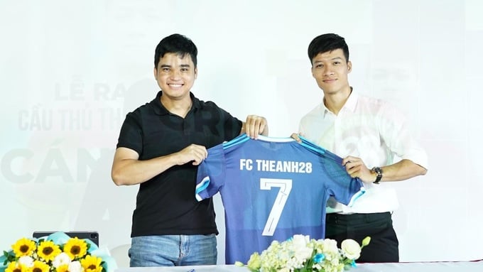 Lê Đại Cán (bên phải) hay còn gọi là 'Cán Cris' khoác áo câu lạc bộ Theanh28 FC (Ảnh: Theanh28 FC).