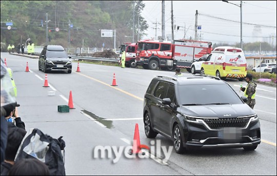 Các thành viên BTS trong xe tiến vào Trung tâm Giáo dục Quân sự. (Ảnh: mydaily)