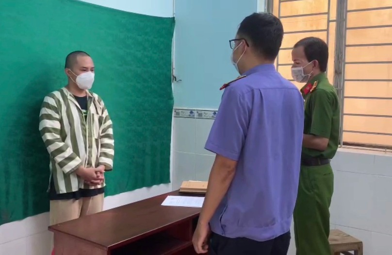 Diễn viên Hữu Tín bị bắt vì tội tổ chức sử dụng trái phép chất ma túy.