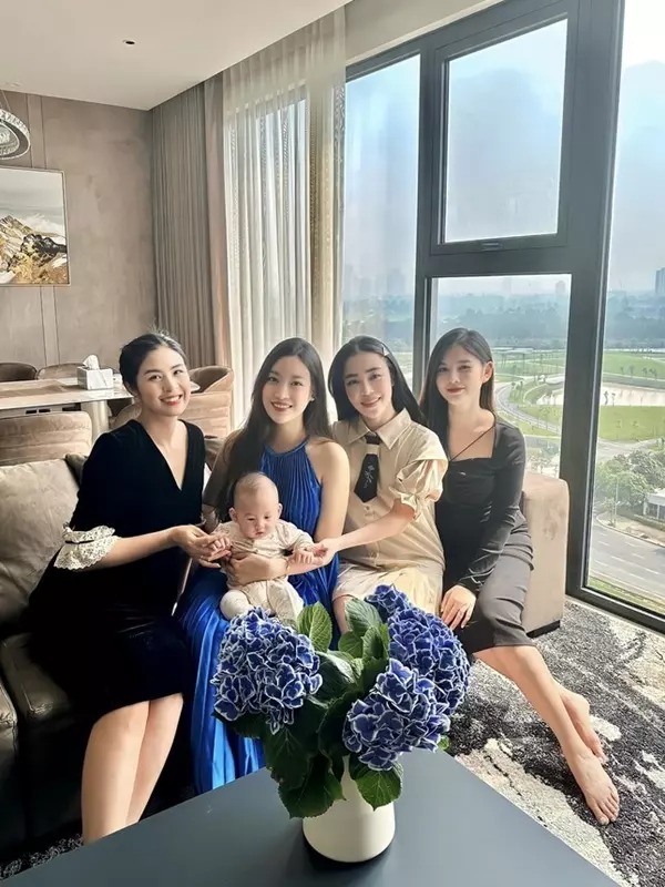 Bức ảnh chụp Hoa hậu Đỗ Mỹ Linh và Hoa hậu Ngọc Hân tới thăm MC Thu Hoài khiến nhiều người cho rằng cả 2 nàng hậu đều đang mang bầu khi diện váy rộng che vòng 2.
