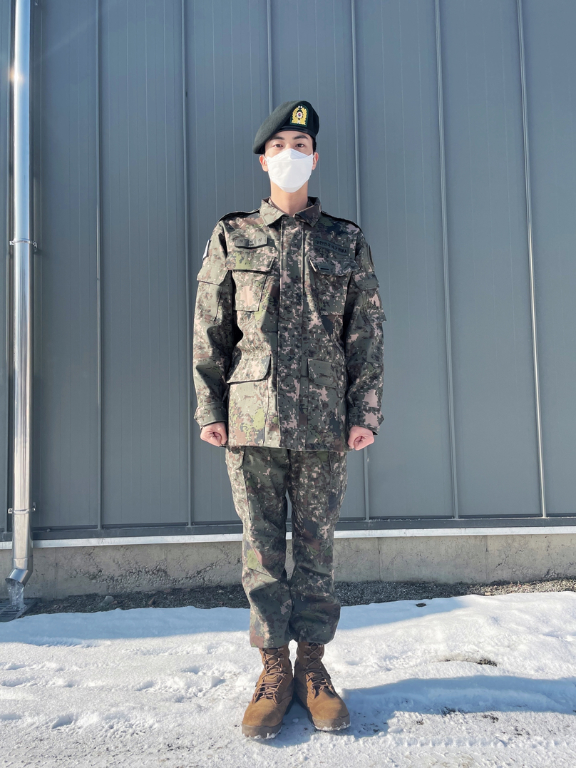BTS Jin trong bộ quân phục khi nhập ngũ.