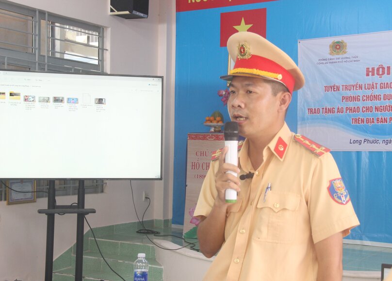 Đại úy Huê Duy Nguyên – Phó đội trưởng Đội 2, Phòng Cảnh sát đường thủy tuyên truyền Luật giao thông đường thủy nội địa và hướng dẫn phòng chống đuối nước cho trẻ em.