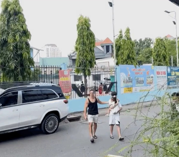 Subeo bế em gái sang đường. Trong khi đó, Kim Lý lại đặt tay lên vai Subeo và quan sát thật kỹ lưỡng để 'hộ tống' hai con qua đường.