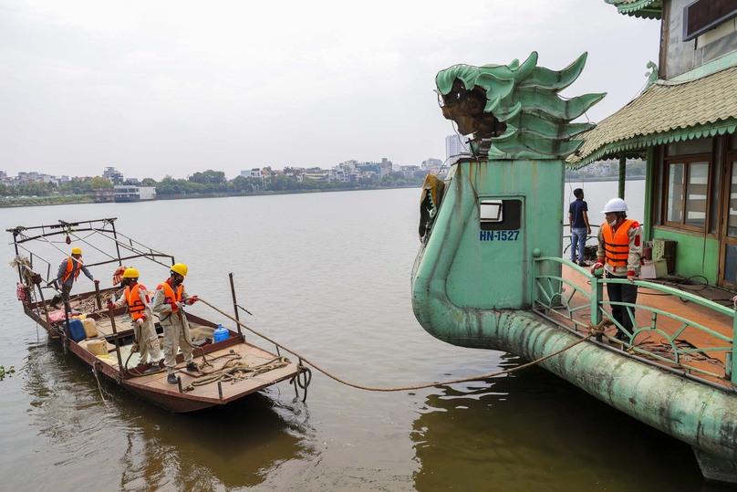 Hàng chục công nhân tháo dỡ những chiếc du thuyền hư hỏng do bị bỏ hoang nhiều năm