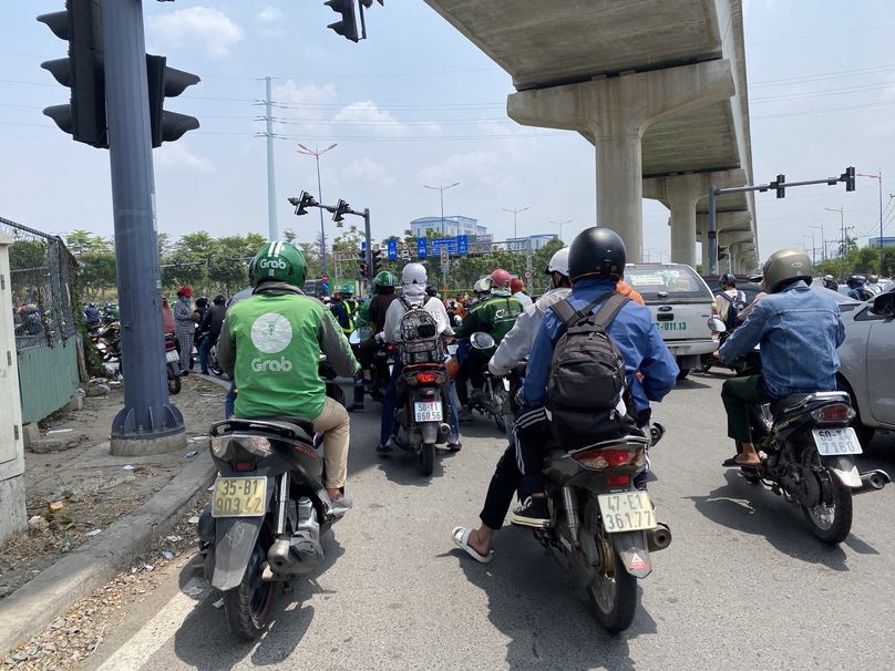 Bắt đầu từ 13 giờ ngày 28/4, tại nút giao giữa Xa lộ Hà Nội – Khu Công nghệ cao dòng người lỉnh kỉnh đồ đạc bắt đầu rời TP HCM.
