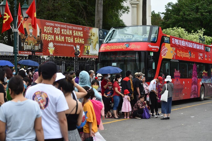 Người dân xếp hàng dài chờ được đi tham quan TP Hà Nội miễn phí bằng xe buýt 2 tầng.