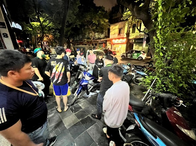 Lực lượng chức năng tạm giữ các nhóm thanh niên nẹt pô, lượn lách, đánh võng trên tuyến phố trung tâm Hà Nội. (Ảnh: CATP Hà Nội)