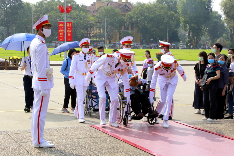 Lực lượng cảnh vệ phục vụ tại Lăng Chủ tịch Hồ Chí Minh tận tình giúp đỡ, hỗ trợ tốt nhất cho đồng bào vào viếng Bác. (Ảnh: Ban Quản lý Lăng Chủ tịch Hồ Chí Minh)
