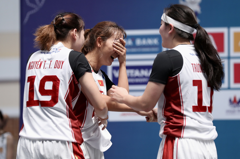 Các cô gái bóng chuyền nữ Việt Nam bật khóc khi giành chiến thắng kịch tính trước Philippines.