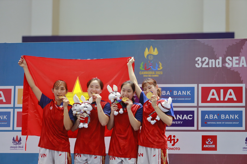 Trong khi tuyển bóng rổ nữ 3x3 Việt Nam đoạt huy chương vàng ngoạn mục, tuyển nam đã không thể bảo vệ thành công tấm huy chương bạc. Họ để thua Campuchia ở bán kết, trước khi thất bại 13-21 trước Thái Lan ở trân tranh huy chương đồng.