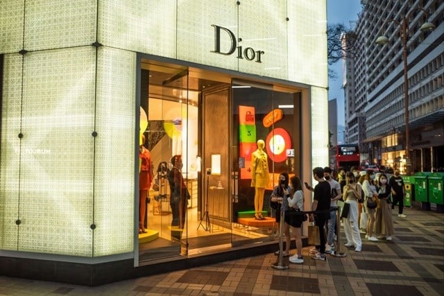 Người Trung Quốc đang thay đổi địa điểm mua hàng hiệu từ nước ngoài sang trong nước. Ảnh: Bloomberg