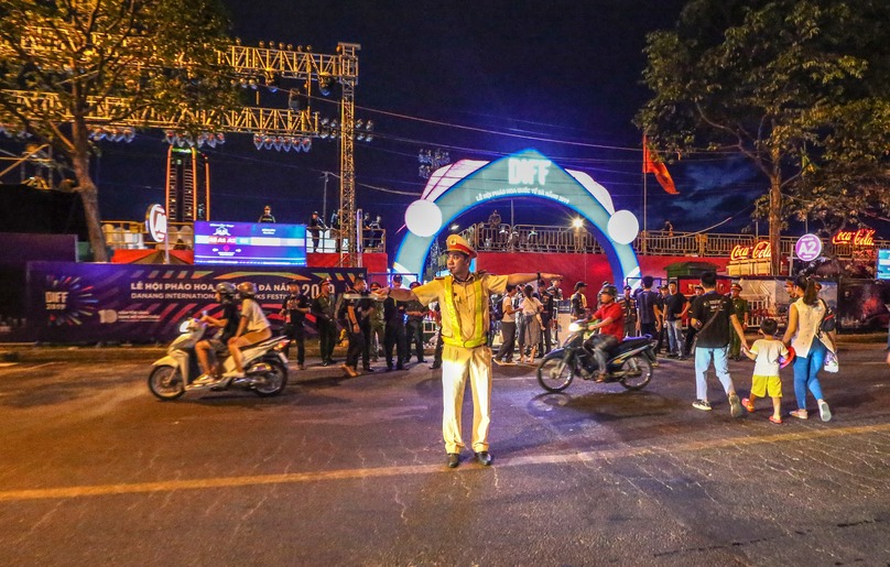 Lực lượng CSGT Công an TP. Đà Nẵng phân luồng, hướng dẫn người dân và du khách đi lại trong dịp cao điểm du lịch và đêm pháo hoa.