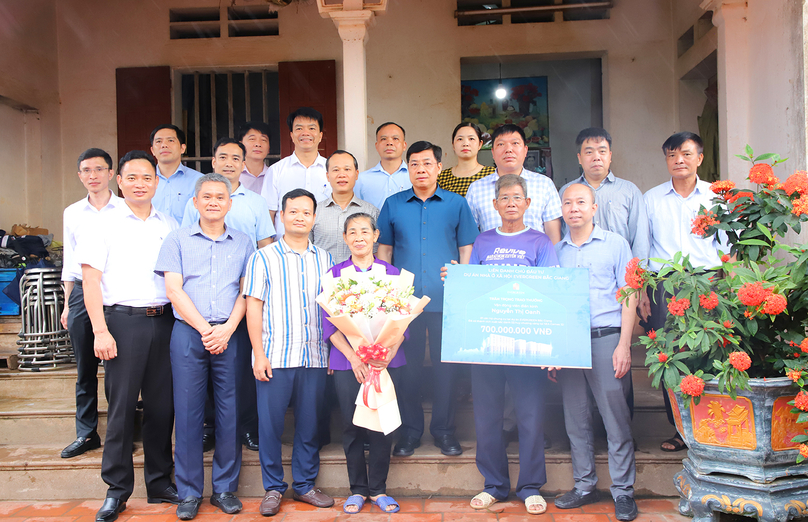 Một doanh nghiệp tặng Nguyễn Thị Oanh căn hộ. Ảnh Cổng thông tin điện tử tỉnh Bắc Giang.