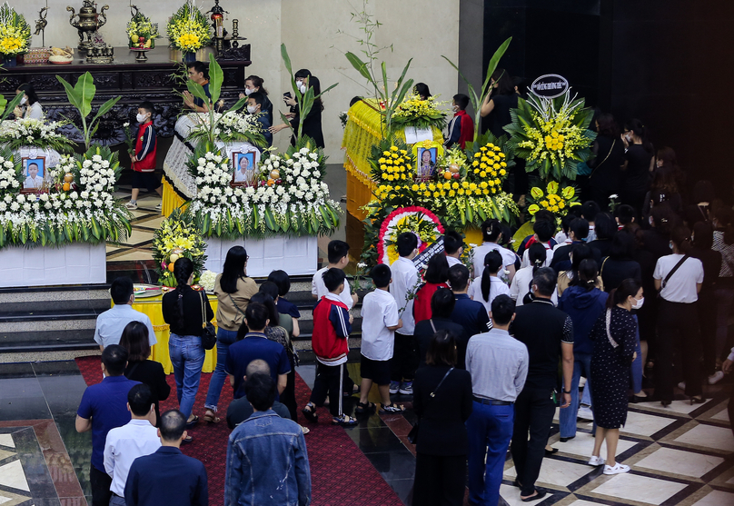 Hội phụ huynh, giáo viên, học sinh Trường tiểu học Trần Đăng Ninh cầm trên tay những bông cúc trắng vào thắp hương cho các nạn nhân.