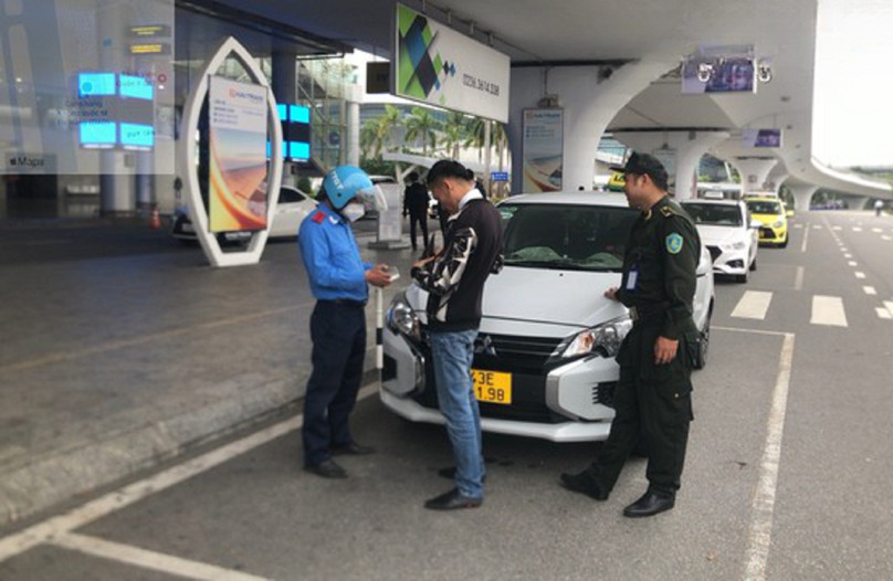 Lực lượng chức năng kiểm tra các xe chở khách tại sân bay Quốc tế Đà Nẵng.