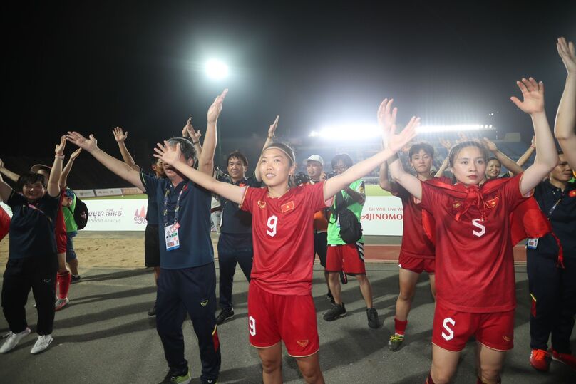 Việt Nam thắng 2-0 nhờ bàn của Huỳnh Như và Thanh Nhã. Trở thành đội đầu tiên giành HC vàng SEA Games kỳ thứ tư liên tiếp. Huỳnh Như và đồng đội sẽ phá kỷ lục của các đàn chị Tuyết Mai, Văn Thị Thanh lập hồi năm 2005 khi vô địch ba lần liên tiếp.