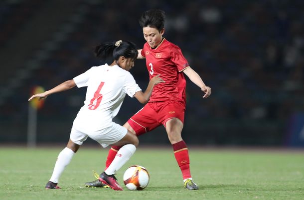 Tuyển nữ Việt Nam chơi phòng ngự chặt và Myanmar khó khăn trong việc tiếp cận cầu môn của thủ môn Kim Thanh.