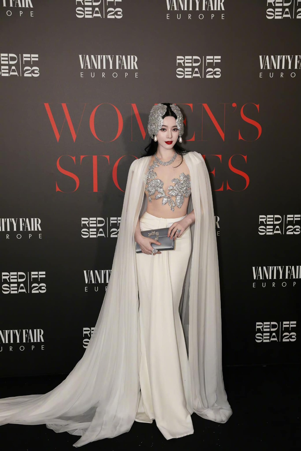 Sau hai ngày dự Liên hoan phim Cannes, Phạm Băng Băng xuất hiện với đa dạng phong cách khi diện 5 bộ váy. Đặc biệt, Phạm Băng Băng mặc ba chiếc đầm của nhà thiết kế Chung Thanh Phong, Harvey Cenit và Miss Sohee.