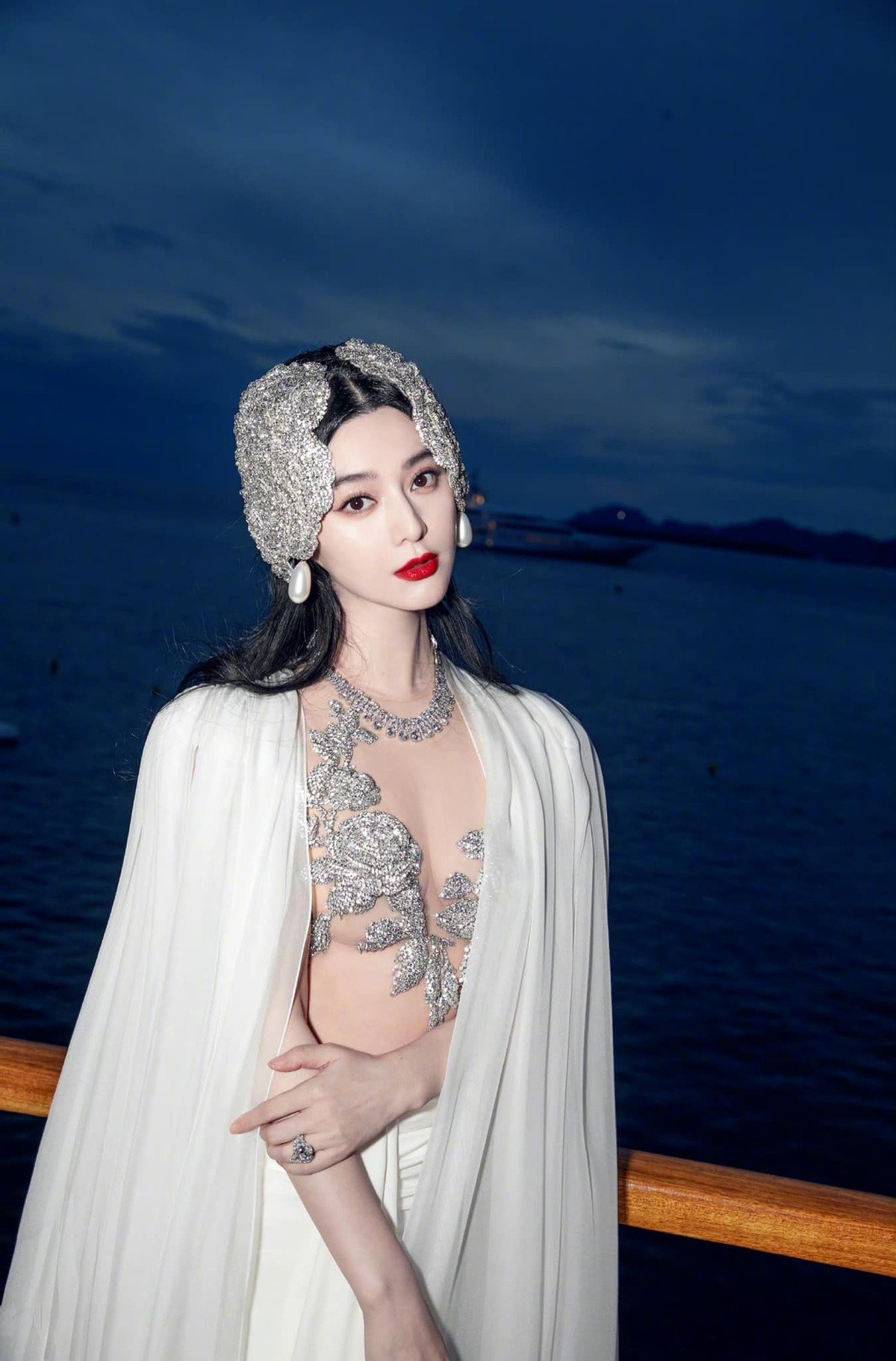 Dự tiệc tối Women's Stories (tối 18/5) trong khuôn khổ LHP Cannes lần thứ 76 tổ chức trên du thuyền, Phạm Băng Băng tiếp tục trở thành tâm điểm chú ý của truyền thông - khi diện trang phục xuyên thấu từ thương hiệu Miss Sohee.